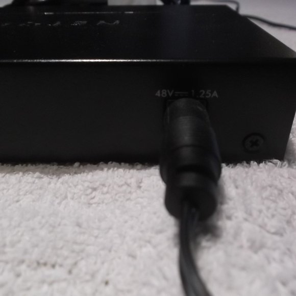 NETGEAR 5 Port PoE Gigabit Ethernet Switch with 4-port PoE GS305P AC Adapter - Picture 2 of 6